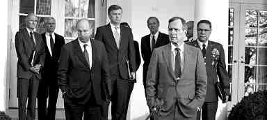 فريق الأمن القومي لبوش الأب في العام 1991 (من اليسار إلى اليمين): سكوكروفت، غايتس، تشيني، كوايل، بيكر، وباول