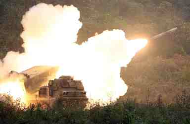 صاروخ ينطلق من راجمة خلال مناورة للجيش الأميركي في كورون القريبة من المنطقة المنزوعة السلاح بين الكوريتين 
