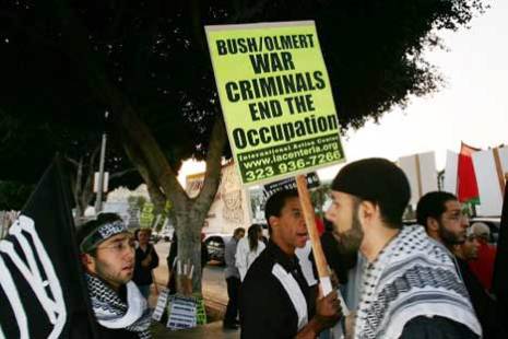 متظاهرون ضد أولمرت في لوس أنجليس أمس 