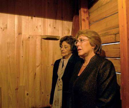 رئيسة شيلي ميشيل باشليت (إلى اليمين) ووالدتها في صورة طبق الأصل من حجرة بمركز اعتقال فيلا جريمالدي بسانتياجو يوم السبت