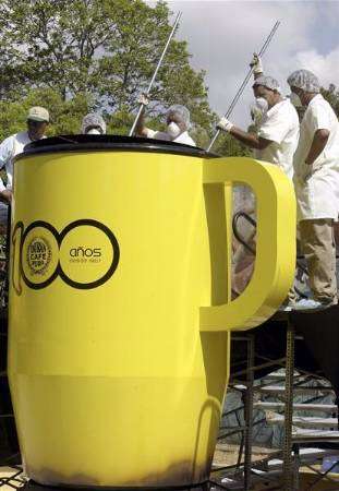 عمال يعدون أكبر كوب للقهوة بالعالم في بنما سيتى يوم الاحد