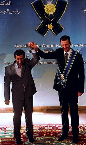 الرئيس الإيراني أحمدي نجاد والرئيس السوري بشار الأسد بعد تقليده وسام الشجاعة الوطني الإيراني