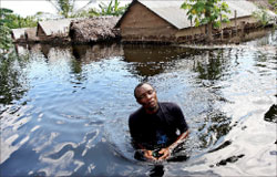 صومالي يسبح وسط فيضان اغرق منزله قرب نهر جوبا في كانون الأول 2006 