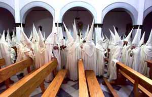 مسيرة لتائبين في احدى كنائس قرطبة باسبانيا