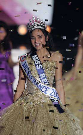 فاليري بيج ملكة جمال فرنسا لعام 2008 سعيدة بعد تتويجها في المسابقة يوم 8 ديسمبر كانون الأول 2007 