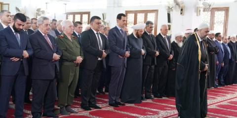  الأسد يؤدي صلاة عيد الفطر في جامع السيدة خديجة بطرطوس