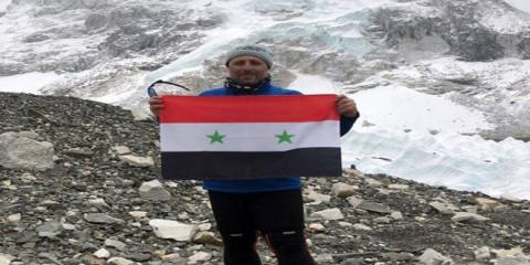  سورية يرفرف على ارتفاع 5400 متر في جبال هيمالايا