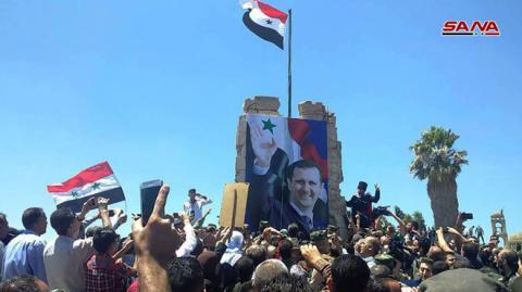  علم الجمهورية العربية السورية في ساحة التحرير بمدينة القنيطرة المحررة.