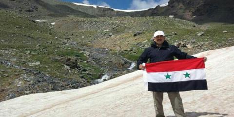 -سوري-يرفع-العلم-الوطني-على-قمة-بويكمال-شمال-إسبانيا