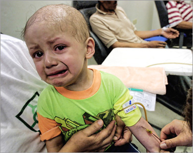 طفل مصاب بالسرطان يتلقى العلاج بإحدى المستشفيات
