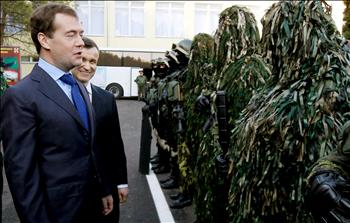 الرئيس الروسي ديمتري ميدفيديف يستعرض قناصة من وزارة الداخلية في مدينة كيسلوفودسك في القوقاز أمس