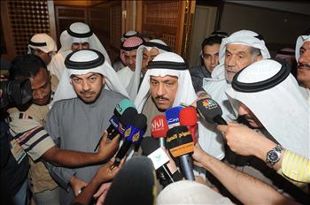 البراك يتحدث إلى الصحافيين في البرلمان في الكويت أمس