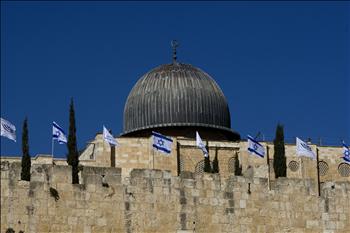 أعلام إسرائيلية على أسوار المسجد الأقصى أمس 