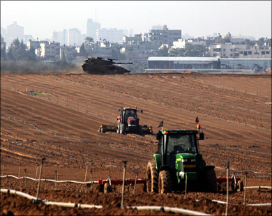 القوات الإسرائيلية قامت بعمليات تجريف لأراض زراعية في أطراف غزة 
