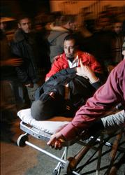 فلسطينيون ينقلون ناشطاً مصاباً إلى مستشفى النجار في رفح أمس