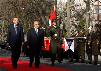 عطري وأردوغان يستعرضان حرس الشرف في أنقرة أمس