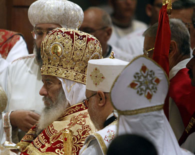 البابا شنودة ترأس القداس في مقر الكاتدرائية المرقسية بالقاهرة 