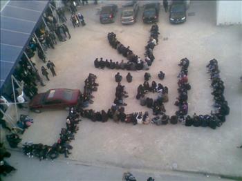 طلاب في تونس العاصمة يرسمون كلمة «لا للقتل» أمس 