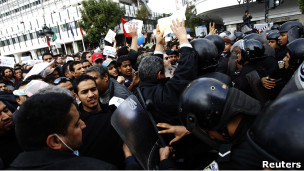 الهمت ثورة تونس آخرين في المنطقة التي شهدت عددا من حالات الانتحار حرقا