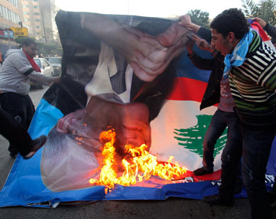 متظاهرون يحرقون صورة المرشح لرئاسة الوزراء نجيب ميقاتي 