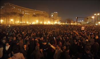 مصريون خلال تظاهرة في ساحة التحرير وسط القاهرة أمس 