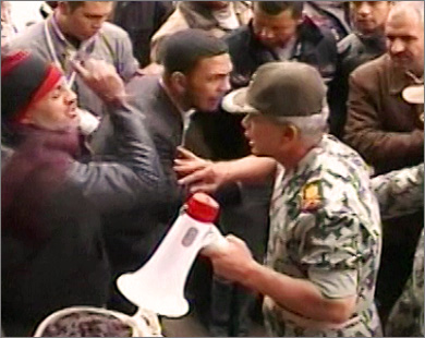 قائد المنطقة المركزية العسكرية فشل في إقناع المتظاهرين بإخلاء ميدان التحرير