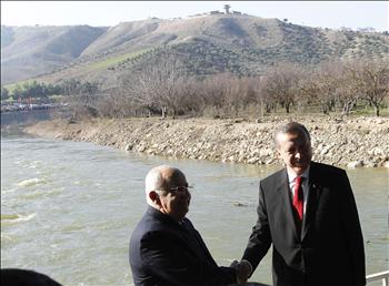 أردوغان وعطري خلال افتتاح «سد الصداقة» على العاصي أمس