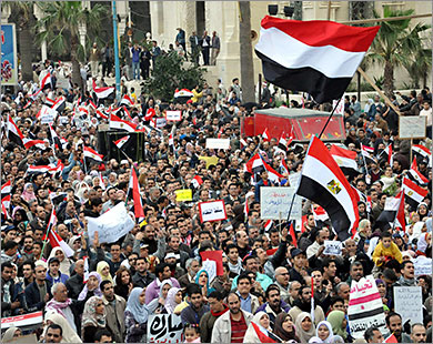 متظاهرون يرددون هتافات مناوئة للرئيس مبارك خلال احتجاجات أمس