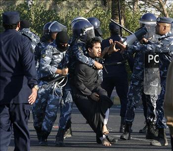 عناصر من الشرطة الكويتية يعتقلون شاباً من «البدون» في الجهراء غرب الكويت أمس