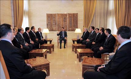 الأسد خلال لقائه وفداً من الجالية السورية في الولايات المتحدة، في قصر الرئاسة في دمشق أمس (أ ب أ) 