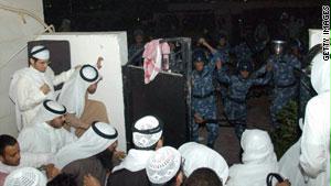 قوات الأمن تتصدى لمظاهرة سابقة بالكويت