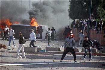 مغاربة خلال مواجهة مع قوات الشرطة في مراكش أمس