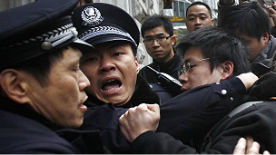 البعض عومل بخشونة من الشرطة الصينية