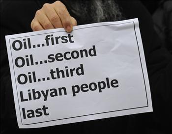 متظاهر في لندن يندد بتركيز الحكومات الغربية على النفط دون الاهتمام بالشعب الليبي أمس