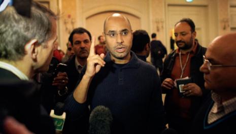 سيف الاسلام القذّافي يتحدّث لصحافيين أجانب في طرابلس مساء أمس