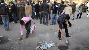 شباب ثورة 25 يناير ينظفون الساحات بعد نحقيق مطالبهم