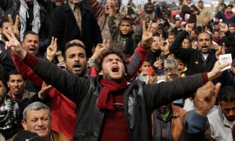 محتجون في بنغازي يهتفون مطالبين برحيل القذافي أمس