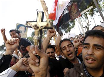 أقباط يتظاهرون أمام مبنى التلفزيون في القاهرة أمس احتجاجاً على حرق كنيسة الشهيدين 