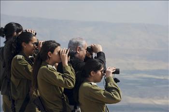 نتنياهو ومجندات إسرائيليات في غور الأردن أمس