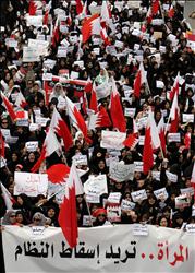متظاهرات بحرينيات معارضات في المنامة أمس