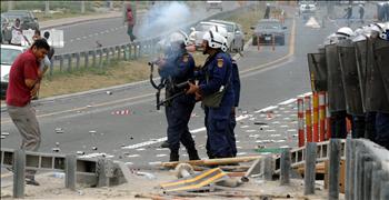 عناصر شرطة بحرينية يطلقون الرصاص المطاطي من مسافة قريبة جداً على متظاهرين في المنامة أمس