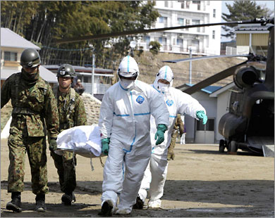 الدفاع المدني الياباني يجلي شخصا يعتقد أنه ضحية التعرض لإشعاع نووي في فوكوشيما