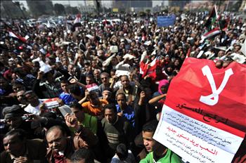 متظاهرون في ميدان التحرير أمس، رفضاً للتعديلات الدستورية
