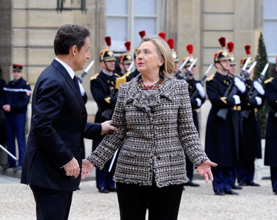 ساركوزي يستقبل هيلاري كلينتون في باريس قبيل الاجتماع