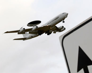 طائرة أواكس تهبط بجنوب إيطاليا التي تساهم بقواعدها في الهجوم على القذافي
