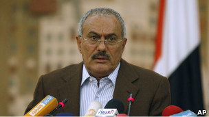يطالب المتظاهرون الرئيس صالح بالتنحي