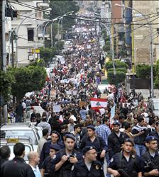 مسيرة المطالبين بإلغاء النظام الطائفي في لبنان على امتداد شارع الجزائر في بيروت 
