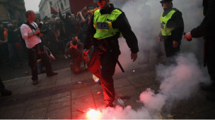 الشرطة تخمد عبوة حارقة ألقاها المتظاهرون في وسط لندن 