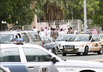 محتجون سعوديون امام مقر وزارة التعليم في جدة امس 