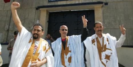 ثلاثة ناشطين من اجل استقلال الصحراء بعد اطلاق سراحهم في الرباط 